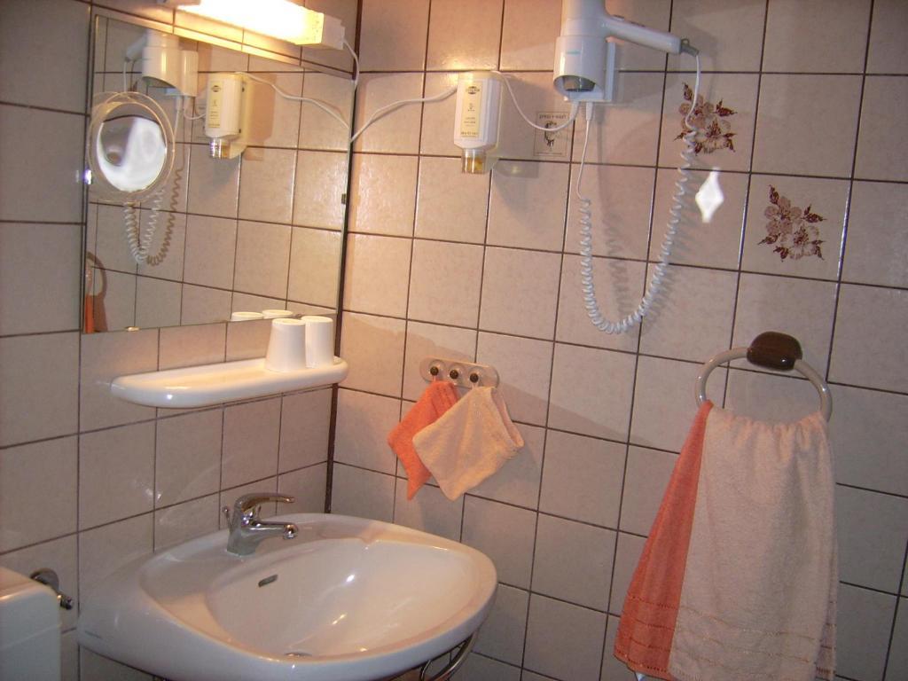 Gaestehaus Hochrhoenblick Schönau an der Brend Buitenkant foto